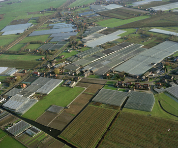 805971 Luchtfoto van het tuinbouwgebied met kassen aan de Alendorperweg en Utrechtseweg te Vleuten (gemeente Vleuten-De ...